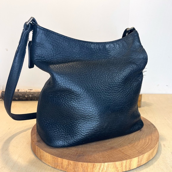 Coach 90s Vintage 6803 Black Leather Hudson Bucket
Crossbody Shoulder Bag Purse - Picture 9 of 16
